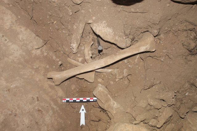 Excavaciones confirman la Cova do Santo de Rubiá como uno de los principales yacimientos funerarios de la Edad de Bronce.