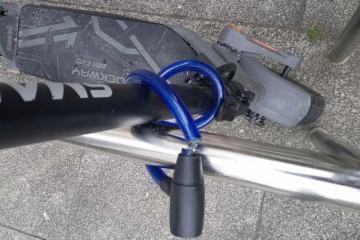 Dos detenidos en Vigo por intentar hurtar un patinete eléctrico manipulando el candado con unos alicates.
