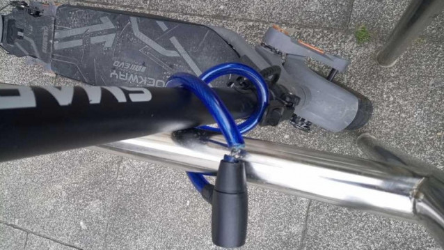 Dos detenidos en Vigo por intentar hurtar un patinete eléctrico manipulando el candado con unos alicates.