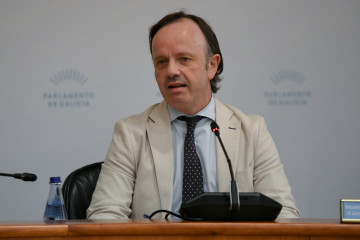 El director xeral de Maiores e Atención Sociosanitaria, Antón Acevedo, comparece na Comisión 5º del Parlamento gallego
