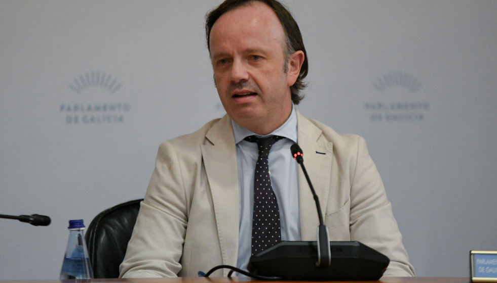 El director xeral de Maiores e Atención Sociosanitaria, Antón Acevedo, comparece na Comisión 5º del Parlamento gallego