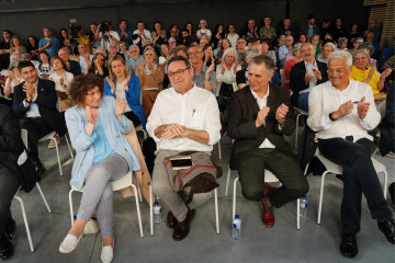 El exfiscal general del Estado, Álvaro García Ortiz (2i), durante un homenaje vecinal, a 23 de abril de 2026, en Santiago de Compostela, Galicia (España).