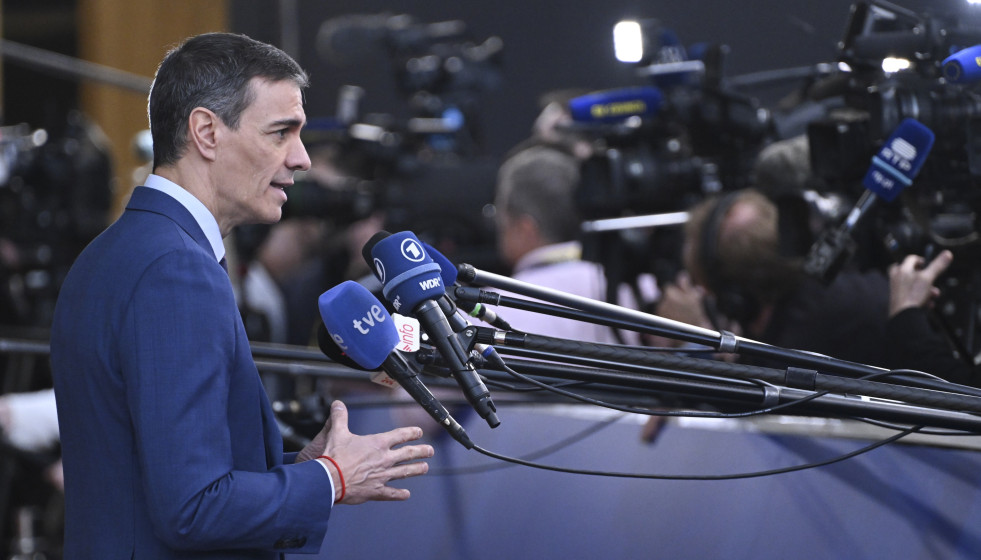 Archivo - El presidente del Gobierno, Pedro Sánchez, atiende a los medios a su llegada al Parlamento Europeo, a 19 de marzo de 2026, en Bruselas (Bélgica). Sánchez afronta la primera jornada de tra