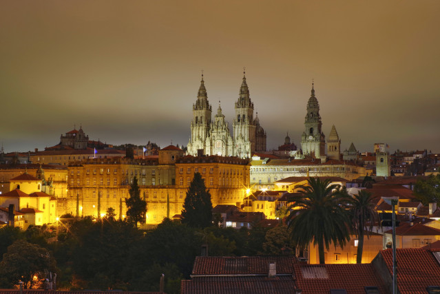 Archivo - Al fondo, la Catedral de Santiago.