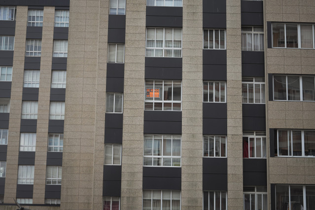 Archivo - Vivienda con cartel de alquiler, a 24 de febrero de 2026, en Vigo, Pontevedra, Galicia (España). En 2026 el alquiler en Vigo continúa con una fuerte tensión, con nuevos contratos rozando de media los 700 euros mensuales. Los precios superan incl
