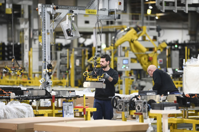 Archivo - Un trabajador, en una planta de Stellantis