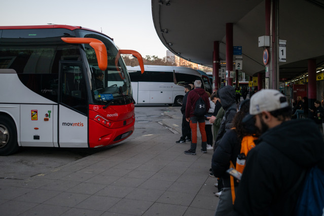 Archivo - Varias personas esperan para coger un autobús en la Estación de Fabra i Puig, a 23 de enero de 2026, en Barcelona, Catalunya (España). Renfe ha restablecido el servicio de tren en todas las líneas de Rodalies desde este viernes a las 6 horas tra