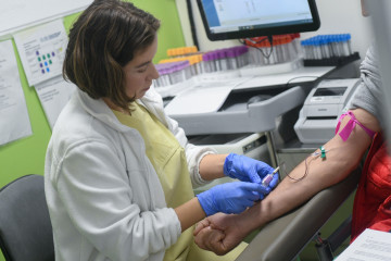 Archivo - Extracción de sangre en el marco del 'Proxecto Xenoma' en Galicia