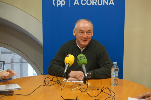 El portavoz del grupo municipal del PP en A Coruña, Miguel Lorenzo, en rueda de prensa