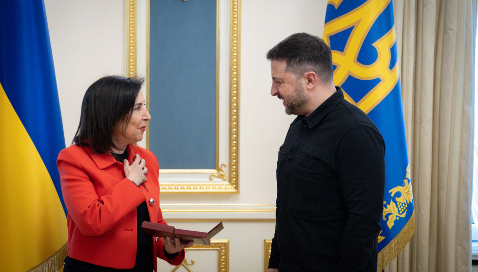 Margarita Robles se reunió con el presidente Zelenski que le entregó una condecoración
