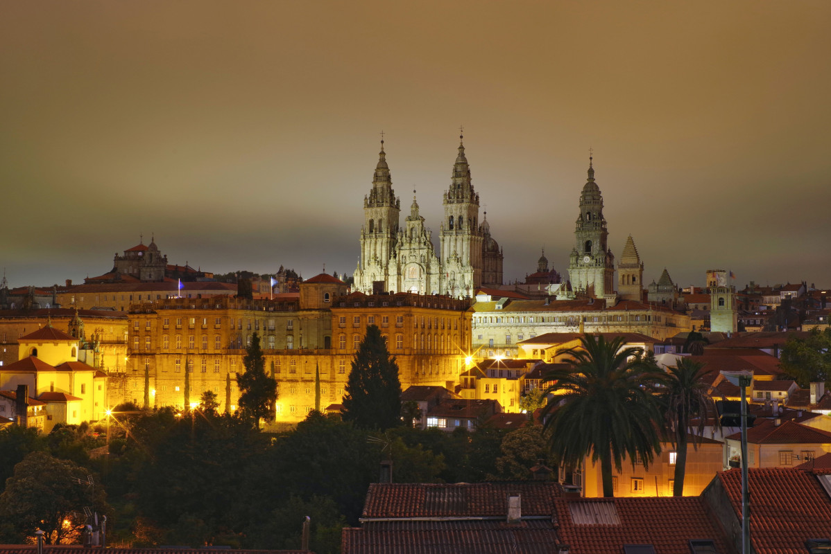 Archivo - Al fondo, la Catedral de Santiago.