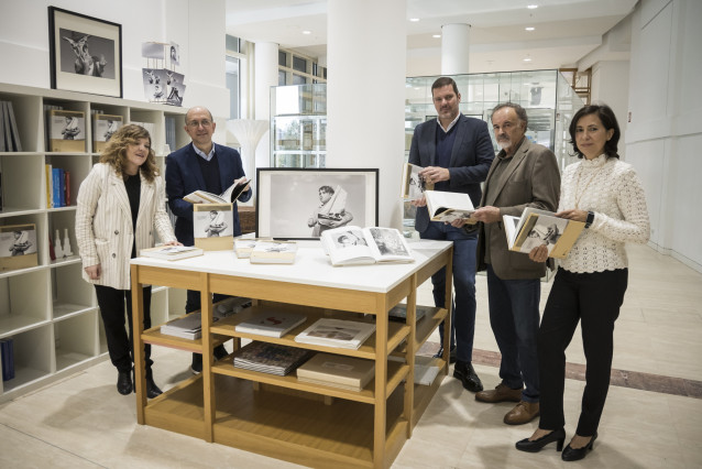 Presentación de una nueva reedición del catálogo de la exposición 'Un ollos vivos que pensan', del fotógrafo José Suárez.
