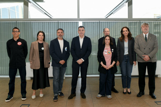 Elconselleiro de Educación, Ciencia, Universidades e FP, Román Rodríguez, junto a representantes de las organizacións sindicales CCOO, ANPE, UGT y CSIF.