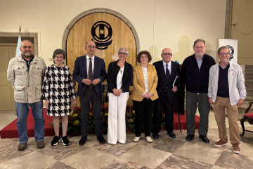 Representantes de instituciones en el acto del 50 aniversario del Padroado do Museo do Pobo Galego