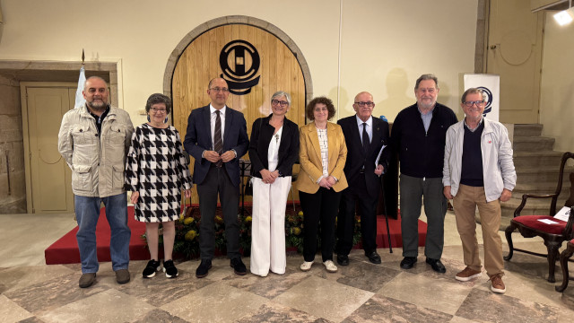 Representantes de instituciones en el acto del 50 aniversario del Padroado do Museo do Pobo Galego
