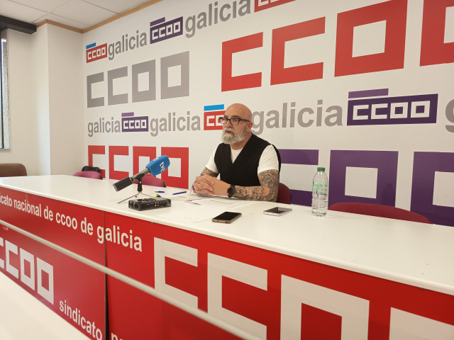 El secretario de Saúde Laboral de Comisións Obreiras (CC.OO.), Armando Iglesias, en rueda de prensa