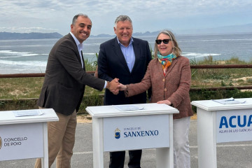 El alcalde de Poio, Ángel Moldes, el alcalde de Sanxenxo, Telmo Martín, y la presidenta de ACUAES, María Rosa Cobo.