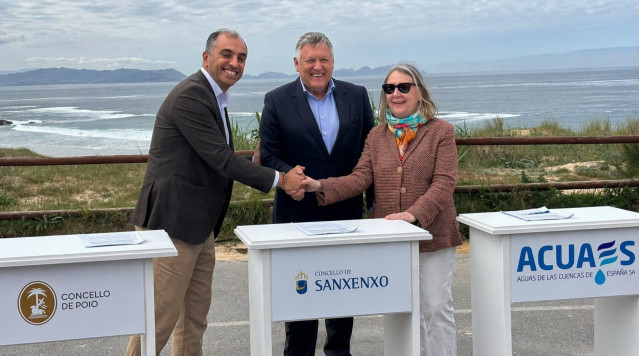 El alcalde de Poio, Ángel Moldes, el alcalde de Sanxenxo, Telmo Martín, y la presidenta de ACUAES, María Rosa Cobo.