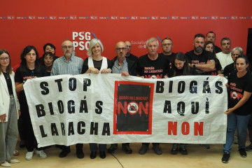 Miembros del PSdeG junto a la plataforma contraria a la planta de biogás en Soandres, A Laracha