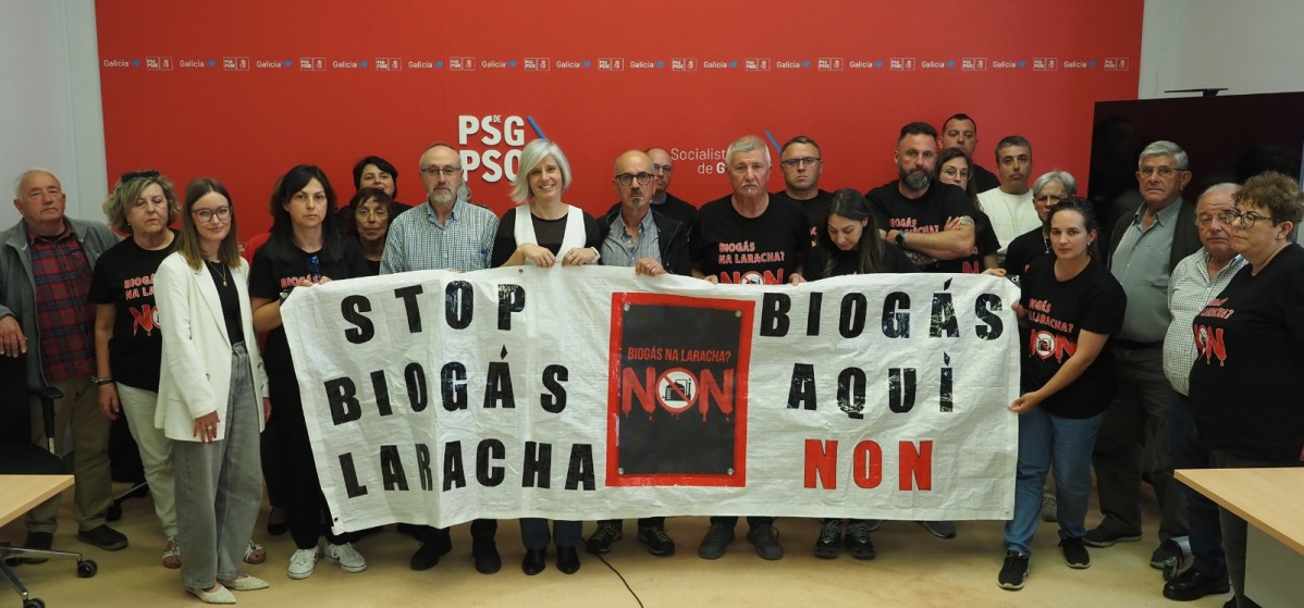 Miembros del PSdeG junto a la plataforma contraria a la planta de biogás en Soandres, A Laracha