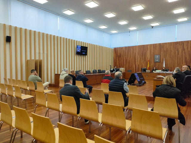 Archivo - Acusados por construir 'narcolanchas' en Vigo y el norte de Portugal, en la macrosala de la Ciudad de la Justicia olívica.