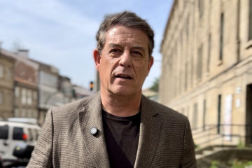 El secretario xeral del PSdeG, José Ramón Gomez Besteiro, ante la Escola de Arte Superior de Deseño Mestre Mateo