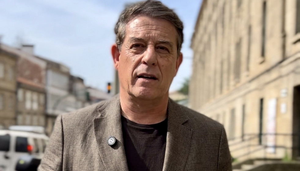 El secretario xeral del PSdeG, José Ramón Gomez Besteiro, ante la Escola de Arte Superior de Deseño Mestre Mateo