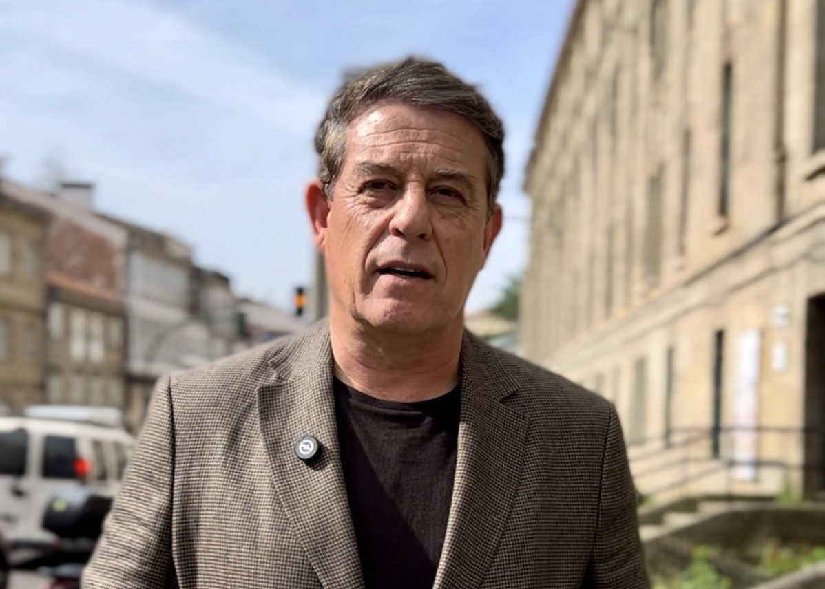 El secretario xeral del PSdeG, José Ramón Gomez Besteiro, ante la Escola de Arte Superior de Deseño Mestre Mateo