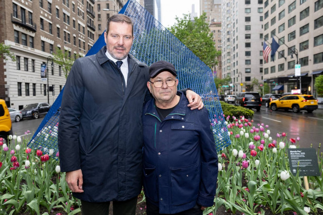 La Xunta acompaña a Manolo Paz en la inauguración de su muestra en Nueva York