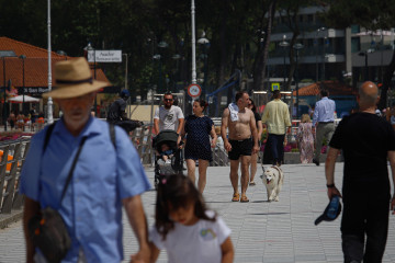 Archivo - Varias personas en la playa de Samil, a 31 de mayo de 2025, en Vigo, Pontevedra, Galicia (España).