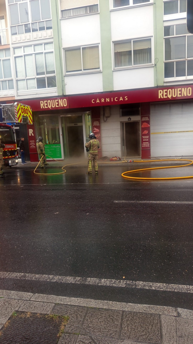 Imagen de los bomberos en el incendio de la carnicería.