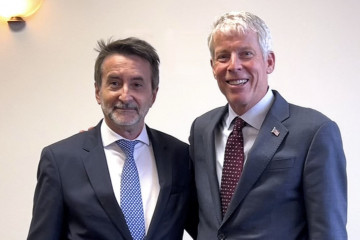 Josu Jon Imaz, Consejero Delegado de Repsol, junto a Chris Wright, Secretario de Energía de Estados Unidos  en una reunión celebrada en el marco de la Alaska Sustainable Energy Conference