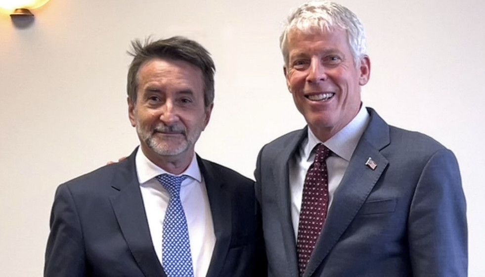 Josu Jon Imaz, Consejero Delegado de Repsol, junto a Chris Wright, Secretario de Energía de Estados Unidos  en una reunión celebrada en el marco de la Alaska Sustainable Energy Conference