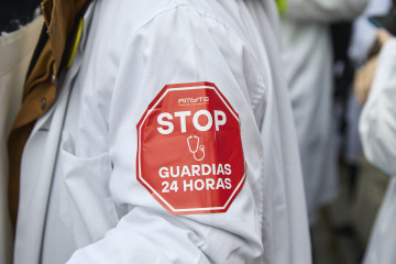 Archivo - Médicos manifestándose durante una concentración. Foto de archivo.