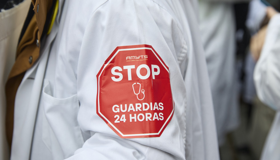 Archivo - Médicos manifestándose durante una concentración. Foto de archivo.