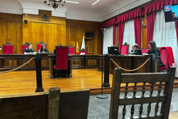 El acusado de estafar más de 55.000 euros a una maderera en Ourense apunta que terceras personas lo engañaron y amenazaron en el juicio celebrado en la Audiencia Provincial de Ourense