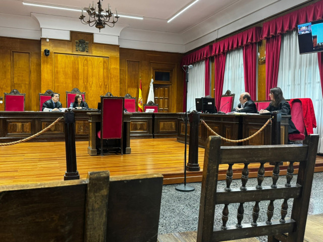 El acusado de estafar más de 55.000 euros a una maderera en Ourense apunta que terceras personas lo engañaron y amenazaron en el juicio celebrado en la Audiencia Provincial de Ourense
