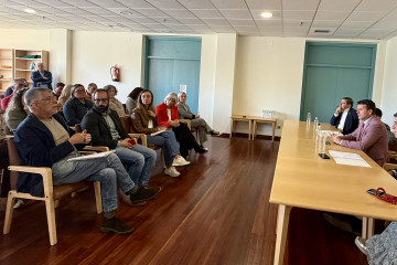 El líder del PSdeG, José Ramón Besteiro, junto al delegado del Gobierno, Pedro Blanco, y al alcalde de Boiro, José Ramón Romero, se ha reunido este lunes en la localidad coruñesa con colectivos 