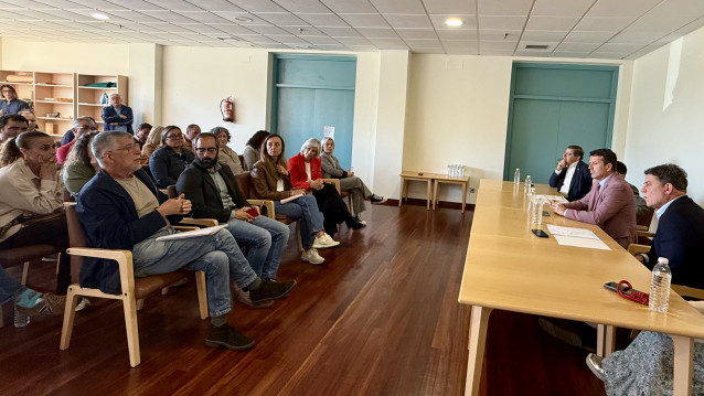 El líder del PSdeG, José Ramón Besteiro, junto al delegado del Gobierno, Pedro Blanco, y al alcalde de Boiro, José Ramón Romero, se ha reunido este lunes en la localidad coruñesa con colectivos relacionados con el marisqueo y la acuicultura