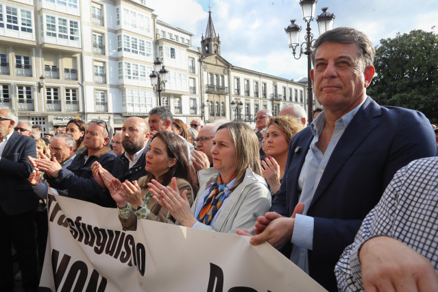 El secretario general del PSdeG y portavoz del Grupo Socialista en el Parlamento de Galicia, José Ramón Gómez Besteiro (d), recorre las calles para protestar contra la moción de censura presentada por el PP, a 24 de abril de 2026, en Lugo, Galicia (España