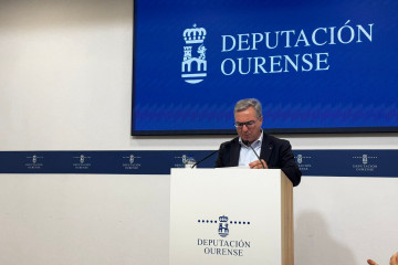 El presidente de la Diputación de Ourense, Luis Menor, ofrece una rueda de prensa para dar cuenta de los asuntos aprobados en junta de gobierno provincial