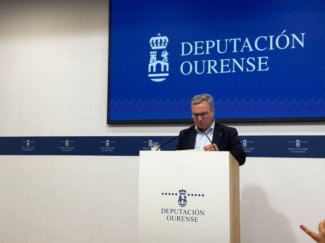El presidente de la Diputación de Ourense, Luis Menor, ofrece una rueda de prensa para dar cuenta de los asuntos aprobados en junta de gobierno provincial