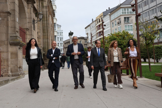 El alcalde de Vigo, Abel Caballero, acompañado por la teniente de Alcaldía Carmela Silva y el delegado de la Zona Franca, David Regades, visitan la ciudad de Lugo para mostrar el apoyo al alcalde, Miguel Fernández
