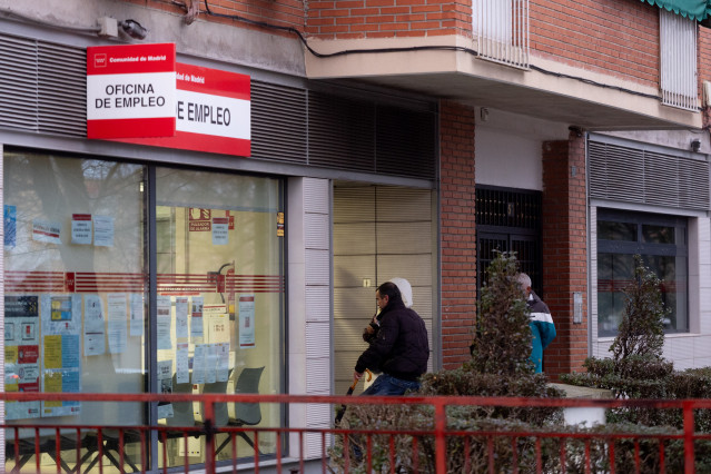Archivo - Varias personas hacen cola para entrar en una Oficina de Empleo, a 3 de febrero de 2026, en Madrid (España). El paro registrado en las oficinas de los servicios públicos de empleo subió en 30.392 personas en enero en relación al mes anterior (+1
