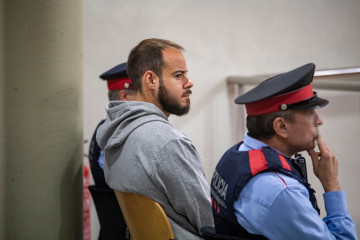Archivo - El rapero Pablo Hasel (2d) durante un juicio en la Audiencia de Lleida, a 23 de noviembre de 2022, en Lleida, Catalunya (España). El rapero y otras diez personas son juzgadas por presuntos 