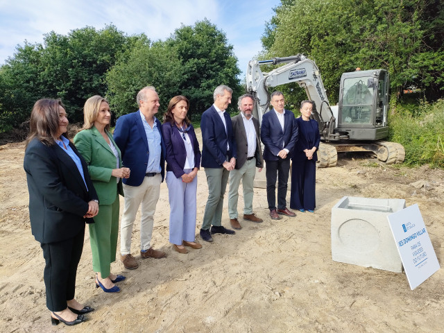 El presidente de la Xunta, Alfonso Rueda, junto a otras autoridades y a miembros de la familia de Domingo Villar, en el acto de colocación de la primera piedra del nuevo IES que llevará el nombre del escritor, en el barrio vigués de Navia.