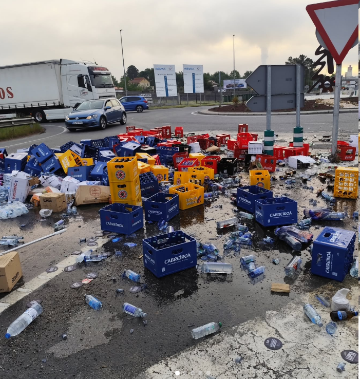 ¡Qué gran pérdida! Cientos de botellines de cerveza esparcidos por la carretera en San Cibrao das Viñas