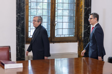 El presidente de la Conferencia Episcopal Española (CEE), Luis Argüello (i) y el ministro de la Presidencia, Justicia y Relaciones con las Cortes, Félix Bolaños (d), durante la firma del acuerdo p