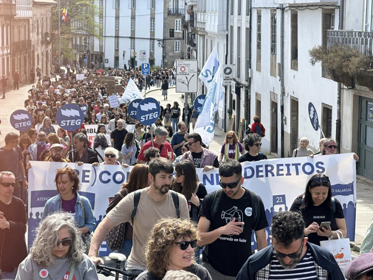 Miles de docentes toman Santiago en la sexta huelga del curso: 