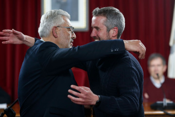 Archivo - El alcalde de Lugo, Miguel Fernádez (PSOE), con el teniente de alcalde, Rubén Arroxo (BNG), en el pleno de toma de posesión del regidor